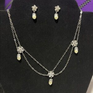 Vintage Avon Earrings & Necklace Set - Flowers & Pearls